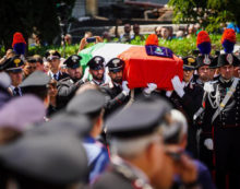 Bendiamoci anche noi con un fazzoletto, ma macchiato di rosso, che ricorda il sangue del Vice-Brigadiere Mario Cerciello Rega. Bendiamoci anche noi con un fazzoletto, ma macchiato di rosso, che ricorda il sangue del Vice-Brigadiere Mario Cerciello Rega.