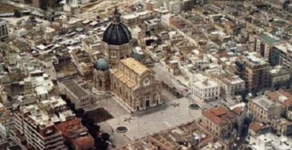 Il Comune di Cerignola (in provincia di Foggia) è stato sciolto per mafia ed a poche ore di distanza due bossoli di pistola sono stati ritrovati davanti alla sede storica della Democrazia Cristiana Il Comune di Cerignola (in provincia di Foggia) è stato sciolto per mafia ed a poche ore di distanza due bossoli di pistola sono stati ritrovati davanti alla sede storica della Democrazia Cristiana