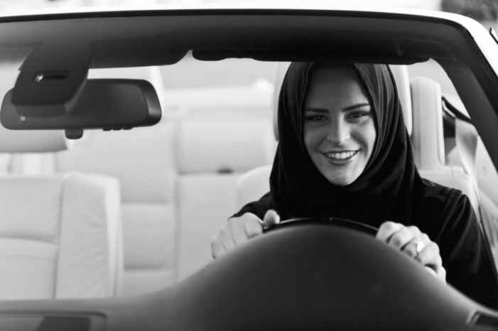 L’Arabia Saudita dice si alle donne: da oggi potranno guidare le auto.