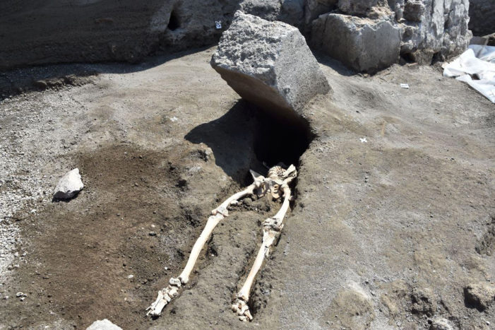 POMPEI: DAI NUOVI SCAVI RIEMERGE LO SCHELETRO DELL’UOMO IN FUGA.