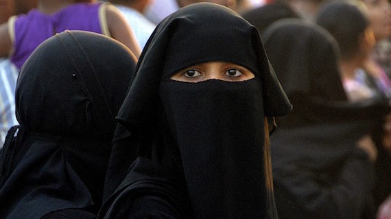In Danimarca passa il “burqa ban”: vietato coprirsi il volto in pubblico.