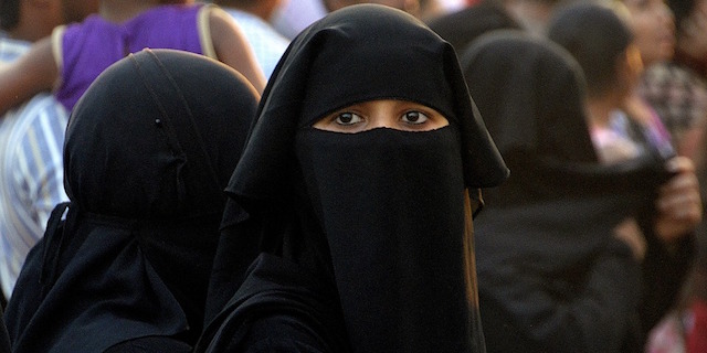 In Danimarca passa il “burqa ban”: vietato coprirsi il volto in pubblico.