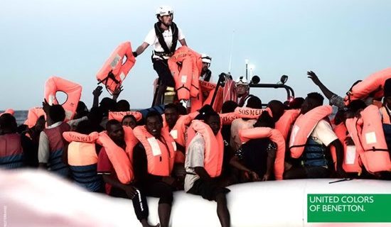 Benetton lancia la pubblicità con i migranti, e scoppia la polemica.