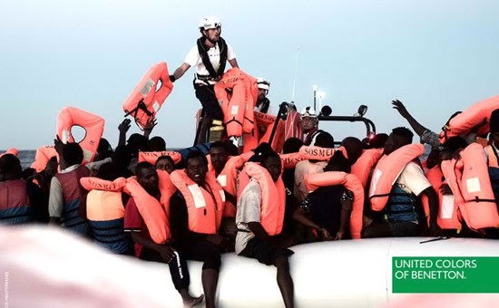 Benetton lancia la pubblicità con i migranti, e scoppia la polemica.