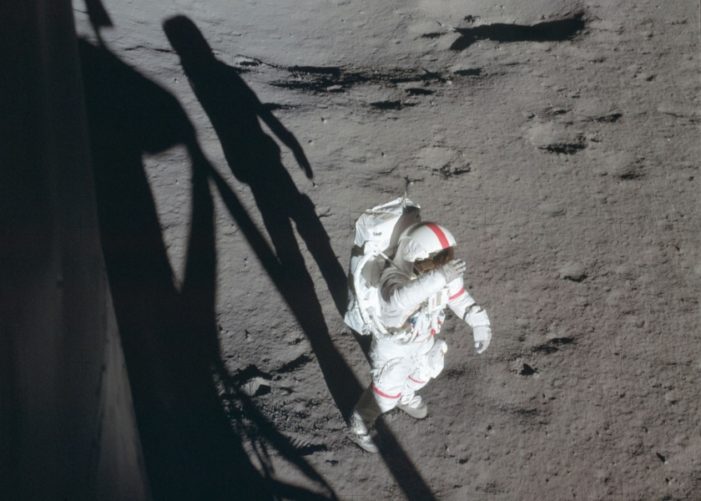 Apollo 15 effettua l’allunaggio Mare Ibrium.