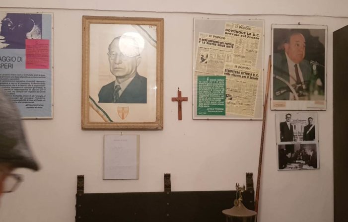 LA STORICA SEDE DELLA SEZIONE DELLA DEMOCRAZIA CRISTIANA DI CATIGNANO (PROVINCIA DI PESCARA).