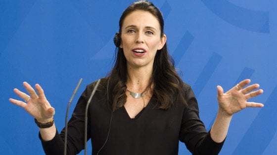 Nuova Zelanda, la premier Ardern: “Troppe disuguaglianze, lo stipendio dei parlamentari sarà tagliato”