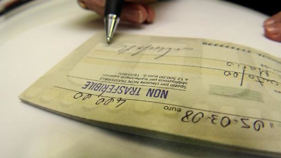 Assegni e limiti pagamenti contanti: nuove regole da gennaio 2019 per evitare problemi con il fisco.