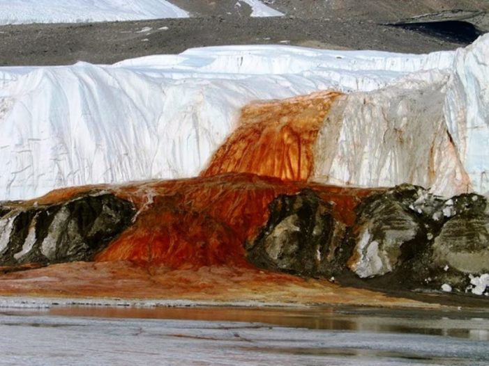 Una cascata effetto sangue: risolto il mistero dei ghiacciai in Antartide.