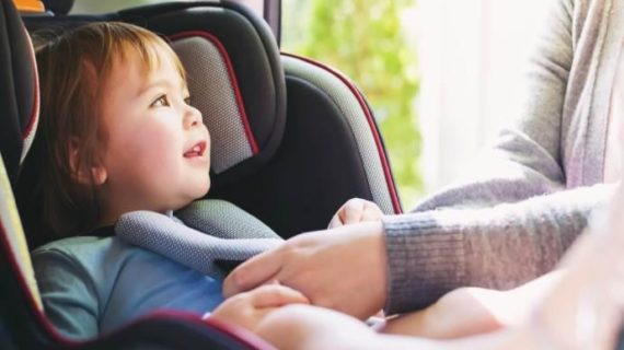 Seggiolini auto bimbi: passa alla Camera la legge dei dispositivi “anti-abbandono”