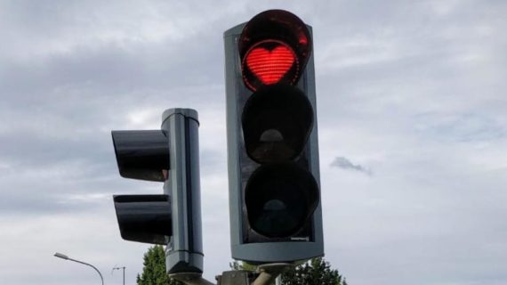 Islanda, ad Akureyri semafori a forma di cuore per ricordarsi di sorridere.