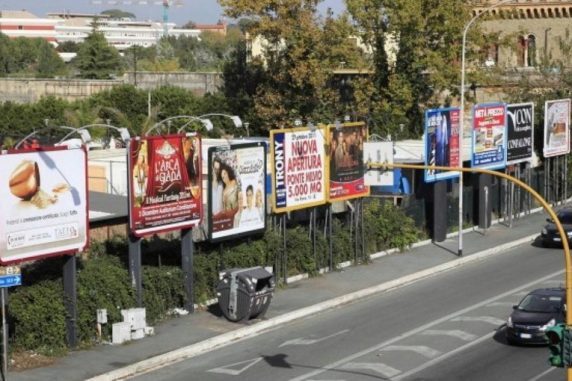 La rivincita dei cartelloni pubblicitari. Crescono più della tv, anche se il Bonus Pubblicità li esclude.