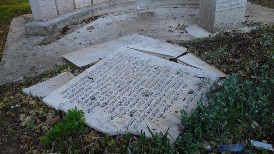 Bari: danneggiata la targa dedicata ad Aldo Moro, i residenti… “Uno scempio”.