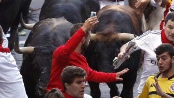 Il selfie che uccide: dal 2011 a oggi più di 250 morti per gli autoscatti con lo smartphone. Il selfie che uccide: dal 2011 a oggi più di 250 morti per gli autoscatti con lo smartphone.