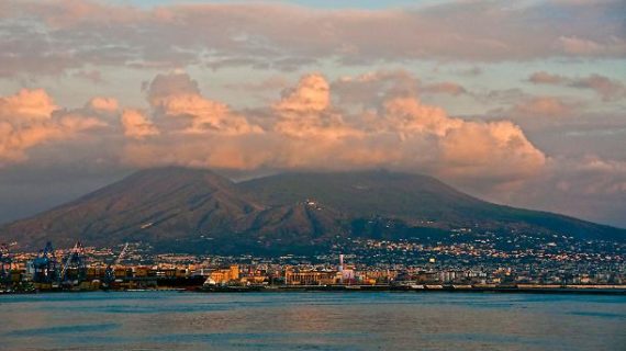 Vesuvio e campi flegrei, l’esperta di vulcani: “Prima un terremoto profondo, poi…l’apocalisse”!!