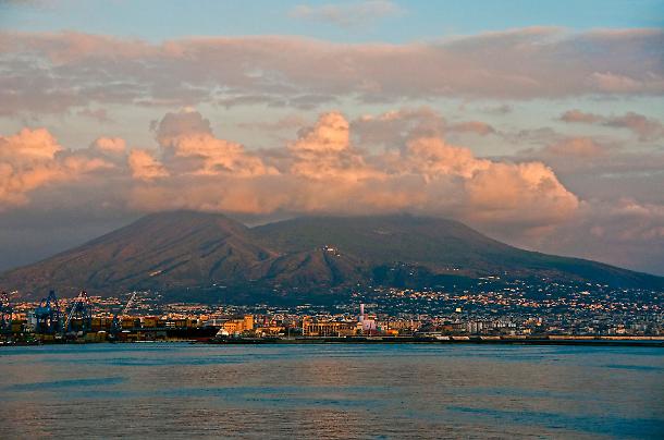 Vesuvio e campi flegrei, l’esperta di vulcani: “Prima un terremoto profondo, poi…l’apocalisse”!!