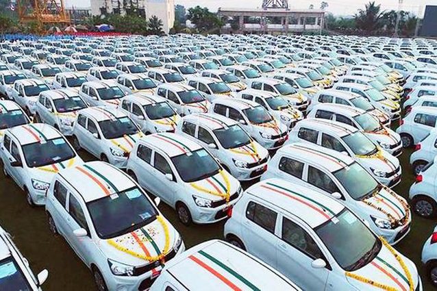 Imprenditore plurimiliardario indiano, regala 600 auto ai dipendenti.