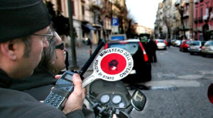 Caccia a chi guida con il telefonino: a Torino arrivano i Poliziotti in borghese, ma presto li vedremo in tutte le città d’Italia.