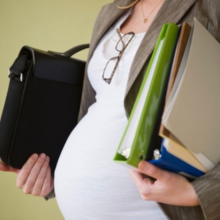 Novità 2019 maternità: lavorare fino al nono mese e sfruttare i 5 mesi di congedo maternità dopo il parto.