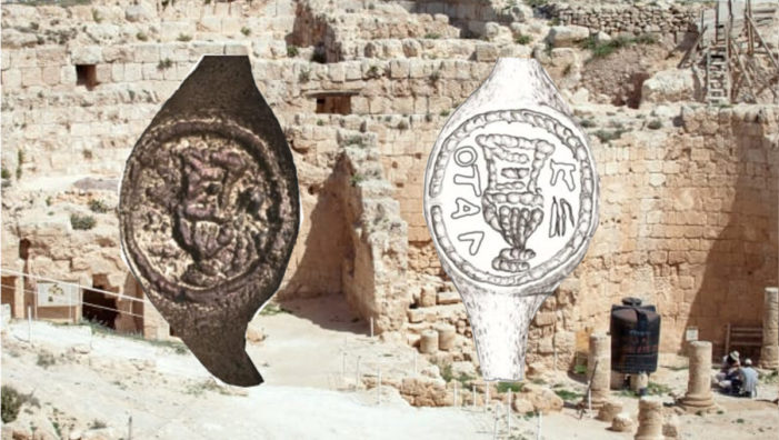 L’anello di Ponzio Pilato trovato a Betlemme: il nome decifrato grazie a una tecnica fotografica.