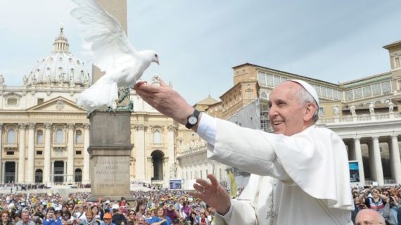 Le “porte aperte” del Natale di Papa Francesco : la Buona politica è al servizio della pace.