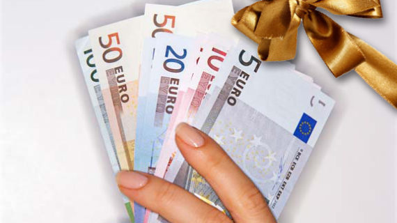 Arriva la tredicesima, ma 11 miliardi andranno al Fisco: una piccola parte sarà spesa e nei regali di Natale