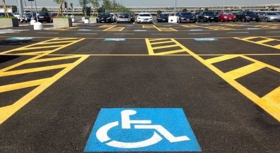 Parcheggiare al posto dei disabili senza autorizzazione diventa reato penale: rischi e sanzioni