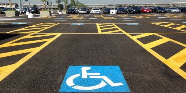 Parcheggiare al posto dei disabili senza autorizzazione diventa reato penale: rischi e sanzioni