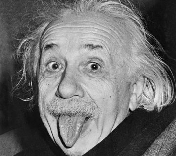 Lasciamo il 2018 con una foto di Einstein che fa la lingua.