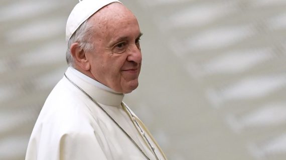 Papa Bergoglio: la preghiera è la vittoria sulla solitudine e sulla disperazione.