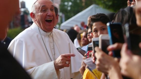 PAPA BERGOGLIO LANCIA “CLICK TO PRAY”: UN’APPLICAZIONE PER PREGARE DA SMARTPHONE.