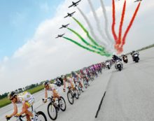 GIRO D’ITALIA 2020: IL 2° STORMO E LE FRECCE TRICOLORI OSPITERANNO LA PARTENZA DI UNA TAPPA DELLA GARA ROSA. GIRO D’ITALIA 2020: IL 2° STORMO E LE FRECCE TRICOLORI OSPITERANNO LA PARTENZA DI UNA TAPPA DELLA GARA ROSA.