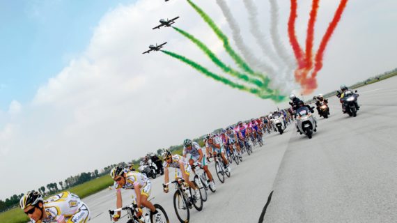 GIRO D’ITALIA 2020: IL 2° STORMO E LE FRECCE TRICOLORI OSPITERANNO LA PARTENZA DI UNA TAPPA DELLA GARA ROSA.