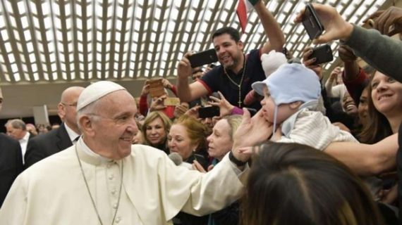 Papa Francesco: chi non vede le lacrime dei poveri ha il cuore di pietra, la preghiera può far intenerire il cuore.