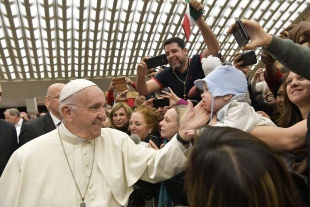 Papa Francesco: chi non vede le lacrime dei poveri ha il cuore di pietra, la preghiera può far intenerire il cuore.