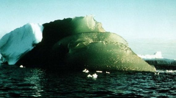 Antartide, risolto il mistero degli spettacolari iceberg verdi: ecco perché sono così.