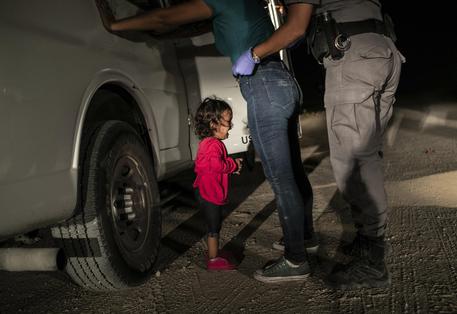 Bimba in lacrime al confine tra Messico e Stati Uniti: premiata come foto dell’anno
