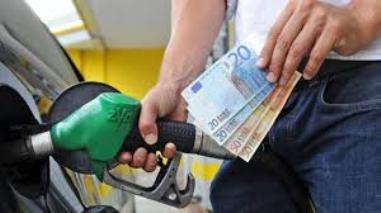 Il caro carburanti tra tasse, accise e nuovi aumenti: Italiani incoscienti?