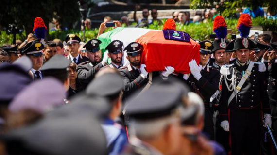 Bendiamoci anche noi con un fazzoletto, ma macchiato di rosso, che ricorda il sangue del Vice-Brigadiere Mario Cerciello Rega.