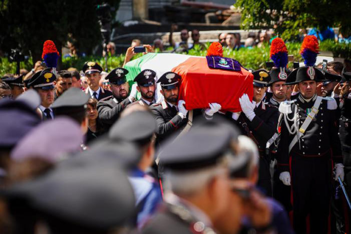 Bendiamoci anche noi con un fazzoletto, ma macchiato di rosso, che ricorda il sangue del Vice-Brigadiere Mario Cerciello Rega.