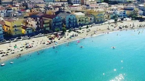 LE GRAVI PROBLEMATICHE SANITARIE NEL COMUNE DI CARIATI (PROVINCIA DI COSENZA) RISCHIANO DI COMPROMETTERE IL COMPARTO TURISTICO IN UNO DEI COMUNI PIU’ BELLI DELLA CALABRIA