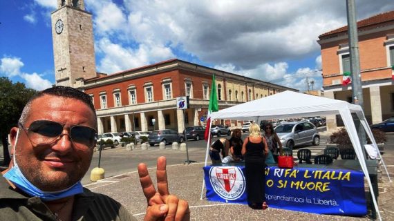 Gazebo della Democrazia Cristiana in piazza del Popolo a  Latina per incentivare le adesioni al partito dello scudocrociato per l’anno 2021 !