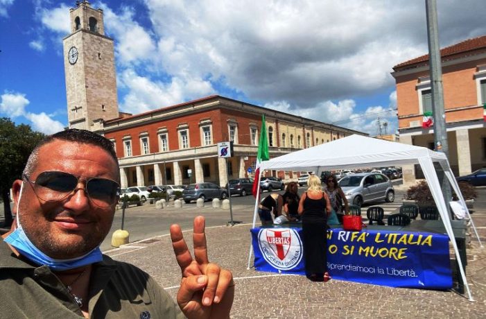 Gazebo della Democrazia Cristiana in piazza del Popolo a  Latina per incentivare le adesioni al partito dello scudocrociato per l’anno 2021 !