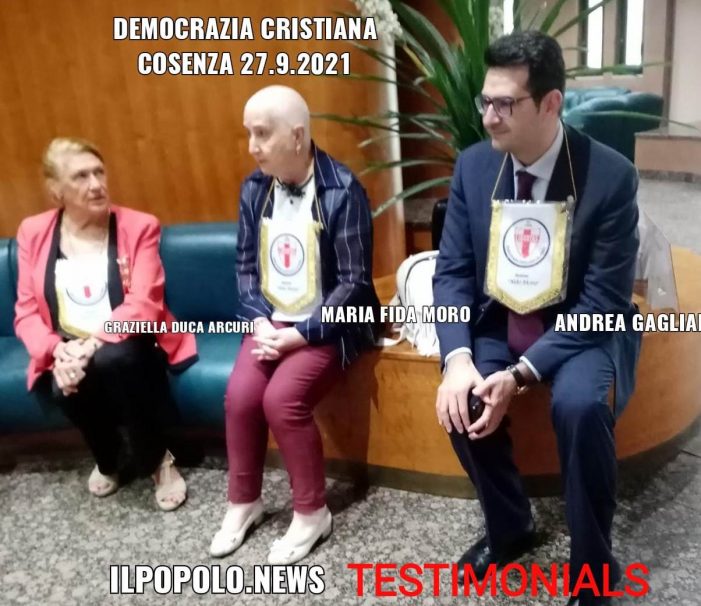 Il gagliardetto della sezione Democrazia Cristiana di Cosenza – intitolata ad Aldo Moro – donato alla figlia dell’illustre Statista Maria Fida Moro