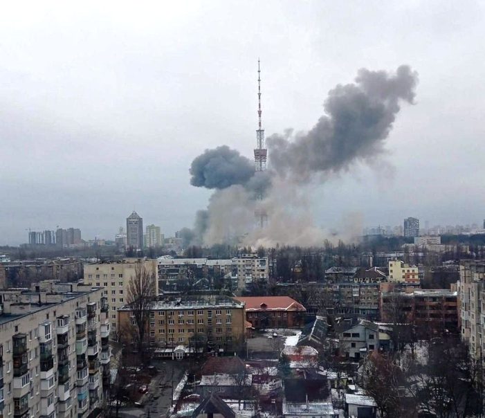 L’aggressore sovietico colpisce anche la Torre della Televisione pubblica di Kiev: la Democrazia Cristiana condanna unanime la spregiudicata condotta anti-umanitaria del “Macellaio” sovietico !