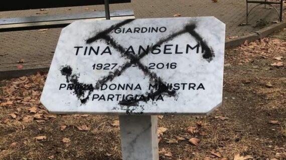 LA DESTRA ITALIANA ALL’ATTACCO: CON UN GESTO IGNOBILE VILIPESA LA TARGA IN RICORDO DI TINA ANSELMI