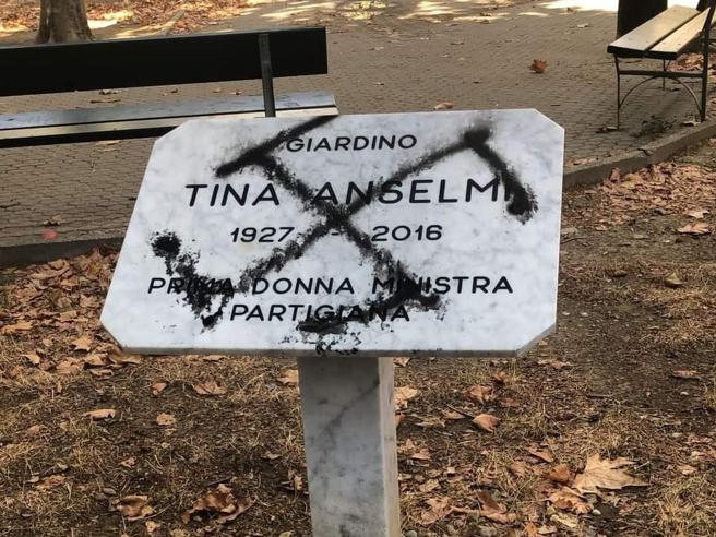 LA DESTRA ITALIANA ALL’ATTACCO: CON UN GESTO IGNOBILE VILIPESA LA TARGA IN RICORDO DI TINA ANSELMI