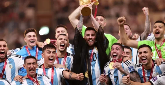 L’Argentina domina ma deve fare i conti con Mbappé che ne segna tre ma non bastano. Un match strepitoso che incorona definitivamente Lionel Messi nella finale più bella dei Mondiali e lo consegna alla storia ! L’Argentina domina ma deve fare i conti con Mbappé che ne segna tre ma non bastano. Un match strepitoso che incorona definitivamente Lionel Messi nella finale più bella dei Mondiali e lo consegna alla storia !