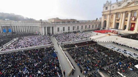 SI E’ SVOLTO A PIAZZA SAN PIETRO (GV 05-01-2023) IL RITO ESEQUIALE DI PAPA BENEDETTO XVI: CON UN COMMOSSO ED AFFETTUOSO SALUTO E’ STATO AFFIDATO ALLE MANI DEL SIGNORE ! 