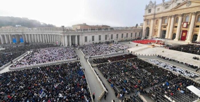 SI E’ SVOLTO A PIAZZA SAN PIETRO (GV 05-01-2023) IL RITO ESEQUIALE DI PAPA BENEDETTO XVI: CON UN COMMOSSO ED AFFETTUOSO SALUTO E’ STATO AFFIDATO ALLE MANI DEL SIGNORE ! 